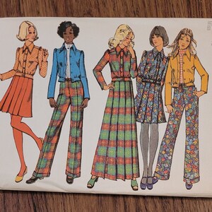 Könnte beinhalten: Vintage Simplicity Schnittmuster Nummer 5198 für ein Damenkleid und eine Hose. Die Musterhülle zeigt eine Strichzeichnung von fünf Frauen, die die verschiedenen Stile tragen. Das Muster ist für die Größen 12, Brustumfang 34 Zoll, Taillenumfang 26 1/4 Zoll.
