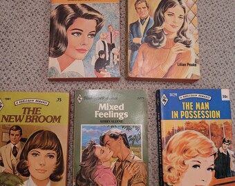 ヴィンテージ ハーレクイン ロマンス小説 5 冊セット - セクシーな読み物、スクラップブック、フェミニズム ミクスト メディア アート、コラージュ。1960 年代、70 年代、80 年代の PG13 ノスタルジア
