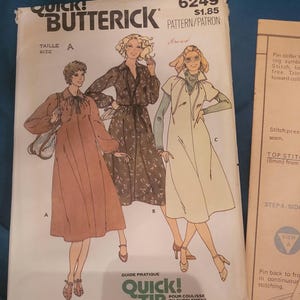 Puede incluir: Patrón de costura Butterick vintage 6249 con ilustraciones de tres diseños de vestidos diferentes. El patrón incluye el texto "Quick! Tip" y "Guide Pratique". El patrón está sobre un fondo azul.
