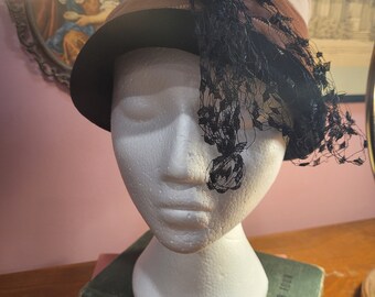 Sombrero de pescador vintage de terciopelo de los años 60 con velo de encaje negro