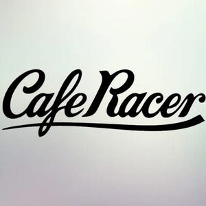 Puede incluir: Logotipo en blanco y negro con el texto "Cafe Racer" en una fuente estilizada. El texto está curvado y tiene una línea larga y delgada debajo.