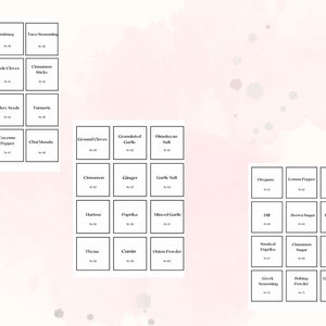 Op de afbeelding: Een set van 24 etiketten voor kruidenpotjes met zwarte tekst op een witte achtergrond. De etiketten zijn genummerd van 1 tot 24 en bevatten namen zoals gemalen mosterd, taco-kruiden, kaneelstokjes, selderijzaad, kurkuma, gemalen kruidnagel, gegranuleerde knoflook, Himalaya-zout, knoflookzout, oregano, citroenpeper, suiker, dille, bruine suiker, pekelkruiden, gerookte paprika, kaneelsuiker, appeltaartkruiden, Griekse kruiden, bakpoeder, knoflook- en kruidenkruiden.