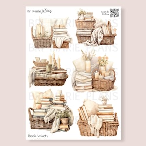 Peut inclure: Une planche d'autocollants présentant six illustrations à l'aquarelle de paniers en osier tressé remplis de piles de livres, d'oreillers crème, de bougies et de couvertures douces. Le texte Bri Marie plans et Book Baskets est visible avec un QR code.