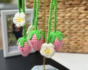 Crochet strawberry daisy keychain, amigurumi bag charm, floral bag accessory, gift for friends