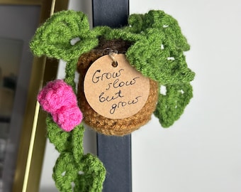 Imán de nevera de monstera en maceta de ganchillo, planta amigurumi hecha a mano, lindo imán de flor