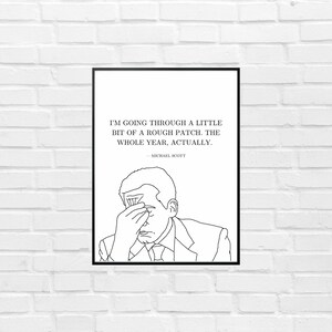 Può includere: Illustrazione in bianco e nero di un uomo con la mano sul viso. La citazione "Sto attraversando un periodo un po' difficile. Tutto l'anno, in realtà. - Michael Scott" è stampata sopra l'illustrazione.