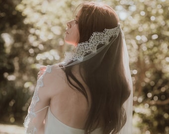 Scalloped Edge Veil Lace Wedding Veil Short Waist Mantilla Lace Veil Shoulder Length Bridal Veil Eyelash Lace Edged Mini Veil Boho Lace Veil