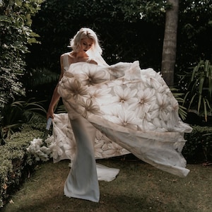 Velo da sposa floreale Velo con grande motivo floreale Velo da sposa in seta con fiori 3D Velo impreziosito Applique con fiori grandi unici Pavimento di lusso Cattedrale