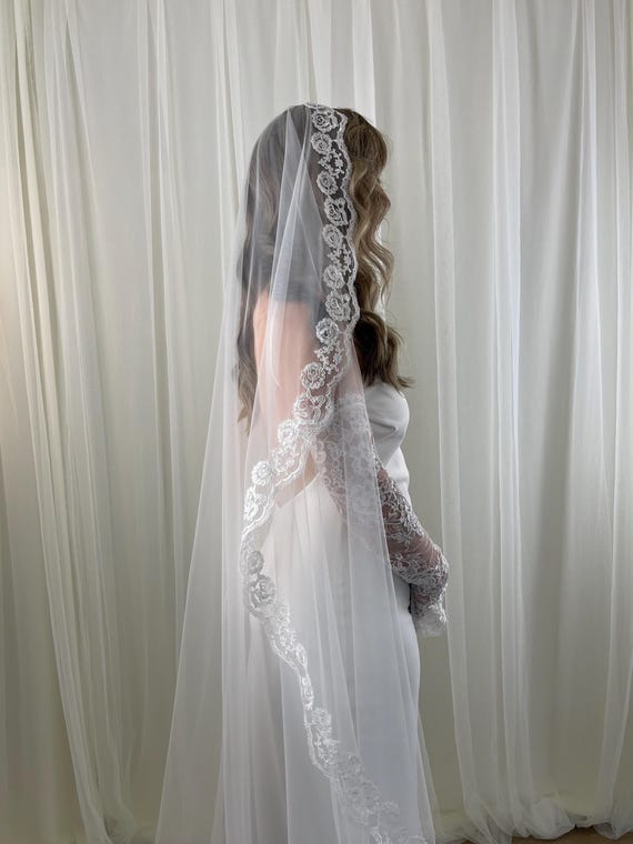 Ivory Lace Veil Scalloped Edge Bridal Veil Floral Lace Edge  display picture 3