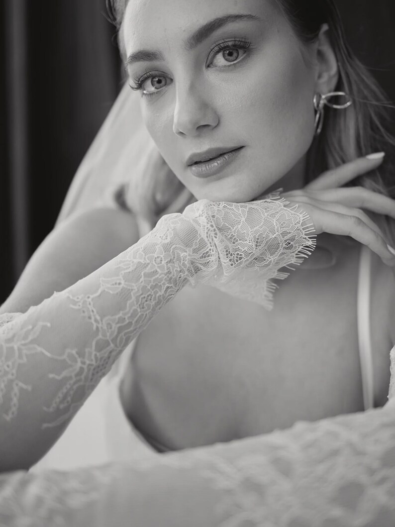 Lace Bridal Sleeves Scollop Lace Edge Gloves Detachable Wedding Dress Sleeves Fingerless Bridal Gloves Ivory Chantilly Lace Sleeves Wedding