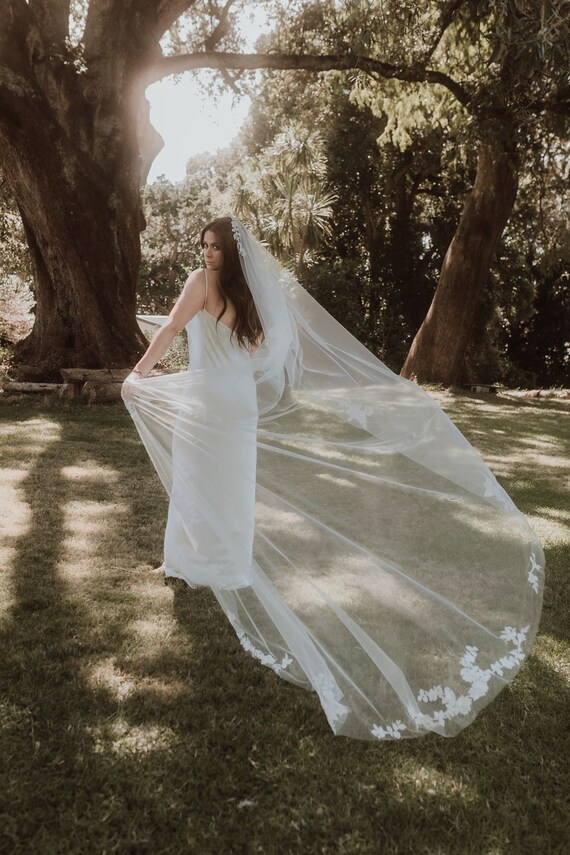 Floral Wedding Veil Flower Applique Veil Ivory Lace Veil  display picture 3