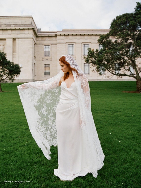 Chantilly Lace Veil Bridal Veil Floral Wedding Veil  display picture 1