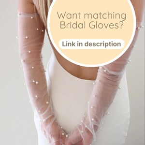 K&ouml;nnte beinhalten: Transparente, lange Brauthandschuhe mit verstreuten Kunstperlen. Die Handschuhe werden mit einem wei&szlig;en Kleid getragen. Der Text auf dem Bild lautet: "Want matching Bridal Gloves? Link in description."
