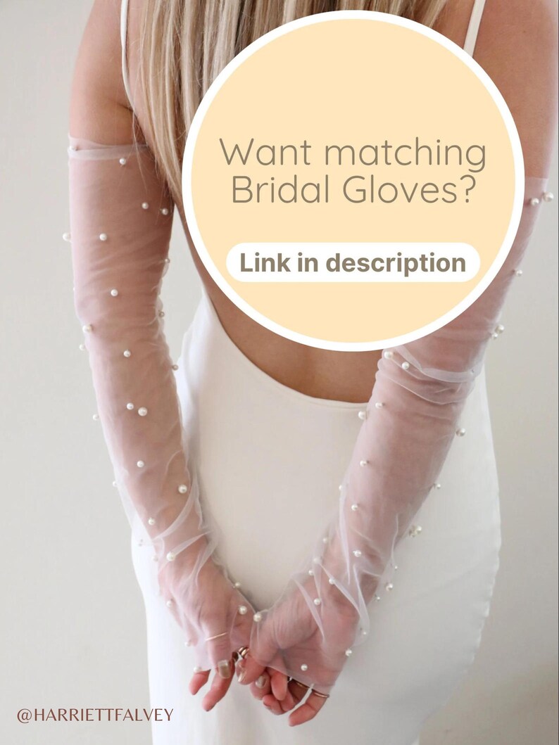 K&ouml;nnte beinhalten: Transparente, lange Brauthandschuhe mit verstreuten Kunstperlen. Die Handschuhe werden mit einem wei&szlig;en Kleid getragen. Der Text auf dem Bild lautet: "Want matching Bridal Gloves? Link in description."