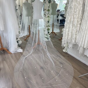 Pearl Veil with Flowers a 3d ivory pearl veil style Every bridal pearl floral veil is handmade in my studio using premium ivory scattered pearls tulle hand stitched with individual flowers creating a veil with floral appliqué and pearls that is totally unique each time A petals and pearl veil is a style suit many different bridal looks, as the colour is the perfect shade of ivory quality of this pearls scattered veil is unlike any other a true heirloom piece that can be passed on for generations