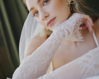 Lace Bridal Sleeves Scallop Lace Edge Gloves Detachable Wedding Dress Sleeves Fingerless Bridal Gloves Ivory Chantilly Lace Sleeves Wedding