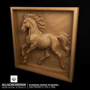 Op de afbeelding: Een houten carving van een renpaard, ingelijst in een vierkant houten frame. Het paard is gesneden in een lichtbruine kleur en het frame is donkerbruin.