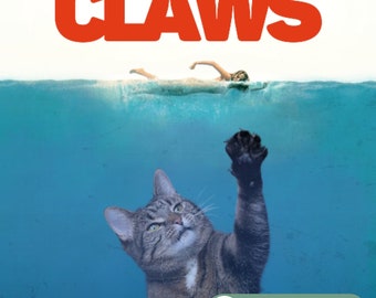 Puede incluir: Un gato atigrado gris con ojos verdes levanta su pata, como si intentara agarrar algo. El gato está en una piscina de agua, y la palabra "CLAWS" está escrita en letras rojas sobre el agua.