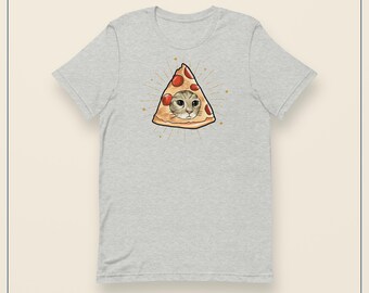 Pode incluir: Uma t-shirt de manga curta em cinzento mesclado claro com um gráfico central de uma cara de gato a espreitar de uma fatia de pizza de pepperoni. A fatia de pizza é rodeada por pequenas linhas e pontos radiantes, criando uma ilustração.