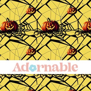 Könnte beinhalten: Ein nahtloses Muster mit orangefarbenen Jack-o'-Lantern-Kürbissen mit schwarzen Augen und Mündern auf gelbem Hintergrund mit schwarzen Spinnweben.