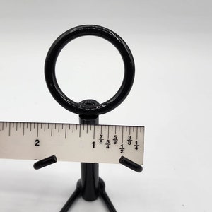 Boneco de palito feito à mão sentado porta-coração - pequeno