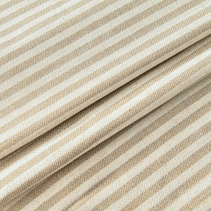 K&ouml;nnte beinhalten: Nahaufnahme eines gefalteten Stoffes mit einem sich wiederholenden Muster aus beige- und cremefarbenen Streifen. Die diagonalen Falten erzeugen Schatten und Tiefe und heben die Textur des Materials hervor. Die Streifen verlaufen leicht schr&auml;g.