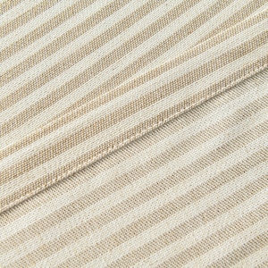 K&ouml;nnte beinhalten: Nahaufnahme eines beige-wei&szlig; gestreiften Stoffes. Der Stoff hat ein diagonales Muster mit abwechselnd beigen und wei&szlig;en Streifen. Der Stoff ist gefaltet und zeigt eine Naht.