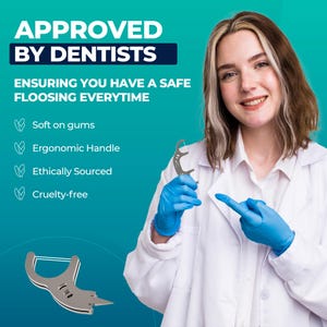 以下が含まれることがあります： 歯科医が青い手袋をした銀色のデンタルフロスピックを持っています。画像のテキストは「APPROVED BY DENTISTS ENSURING YOU HAVE A SAFE FLOOSING EVERYTIME Soft on gums Ergonomic Handle Ethically Sourced Cruelty-free」です