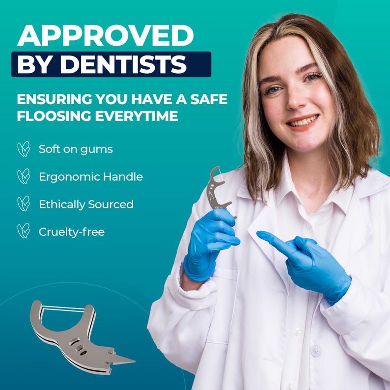 以下が含まれることがあります： 歯科医が青い手袋をした銀色のデンタルフロスピックを持っています。画像のテキストは「APPROVED BY DENTISTS ENSURING YOU HAVE A SAFE FLOOSING EVERYTIME Soft on gums Ergonomic Handle Ethically Sourced Cruelty-free」です