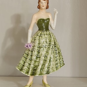 Goebel GFWC Unity and Diversity Series 111 of 4   1986 Figurine