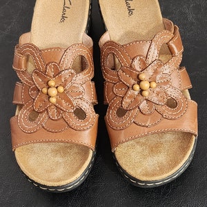 Clarks Lexi Slide Leather Strappy Dark Tan Size 9.5M Sandal image 2