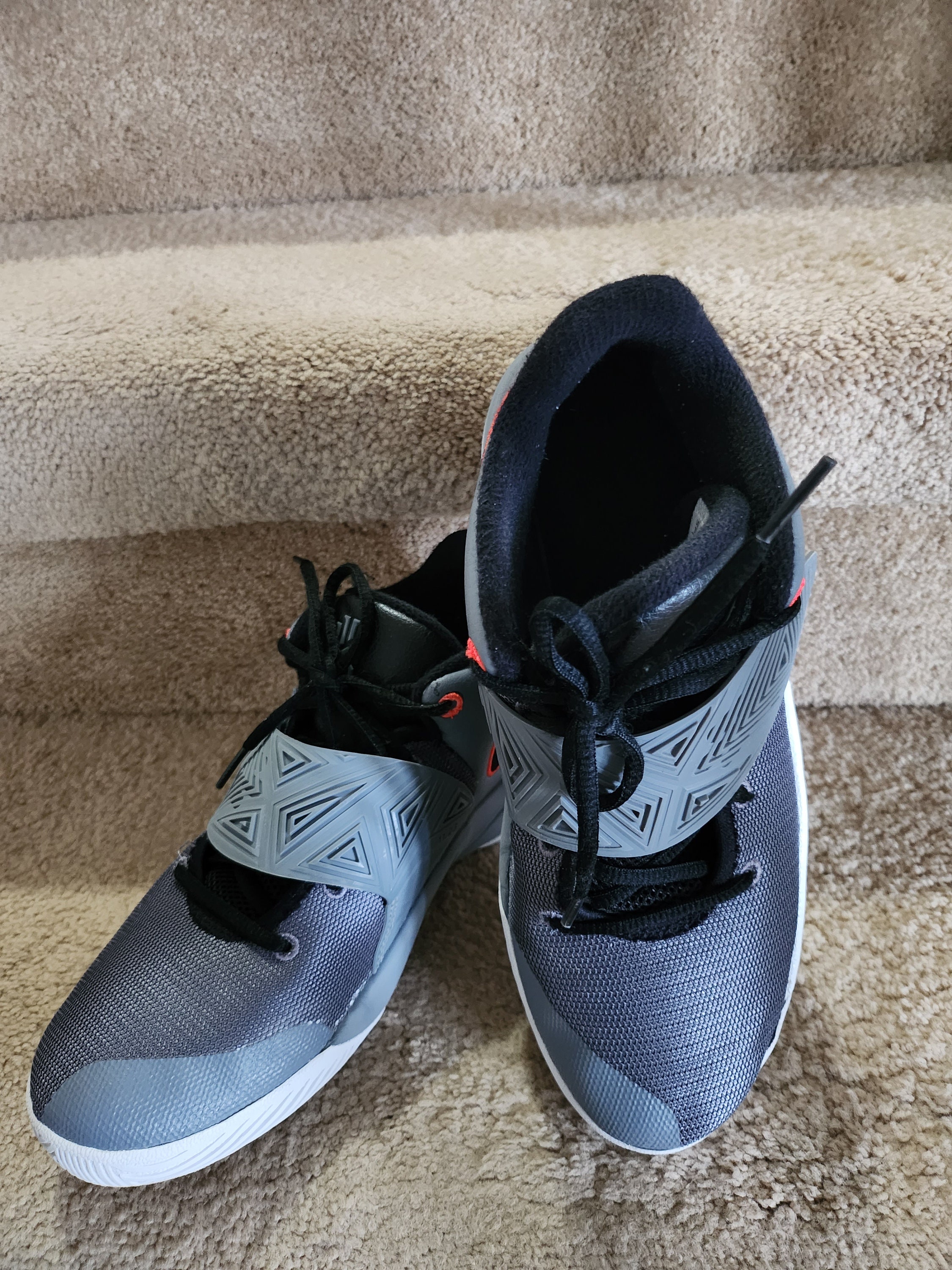 Nike Kyrie Irvin Basketball Shoes US 7Y - Etsy