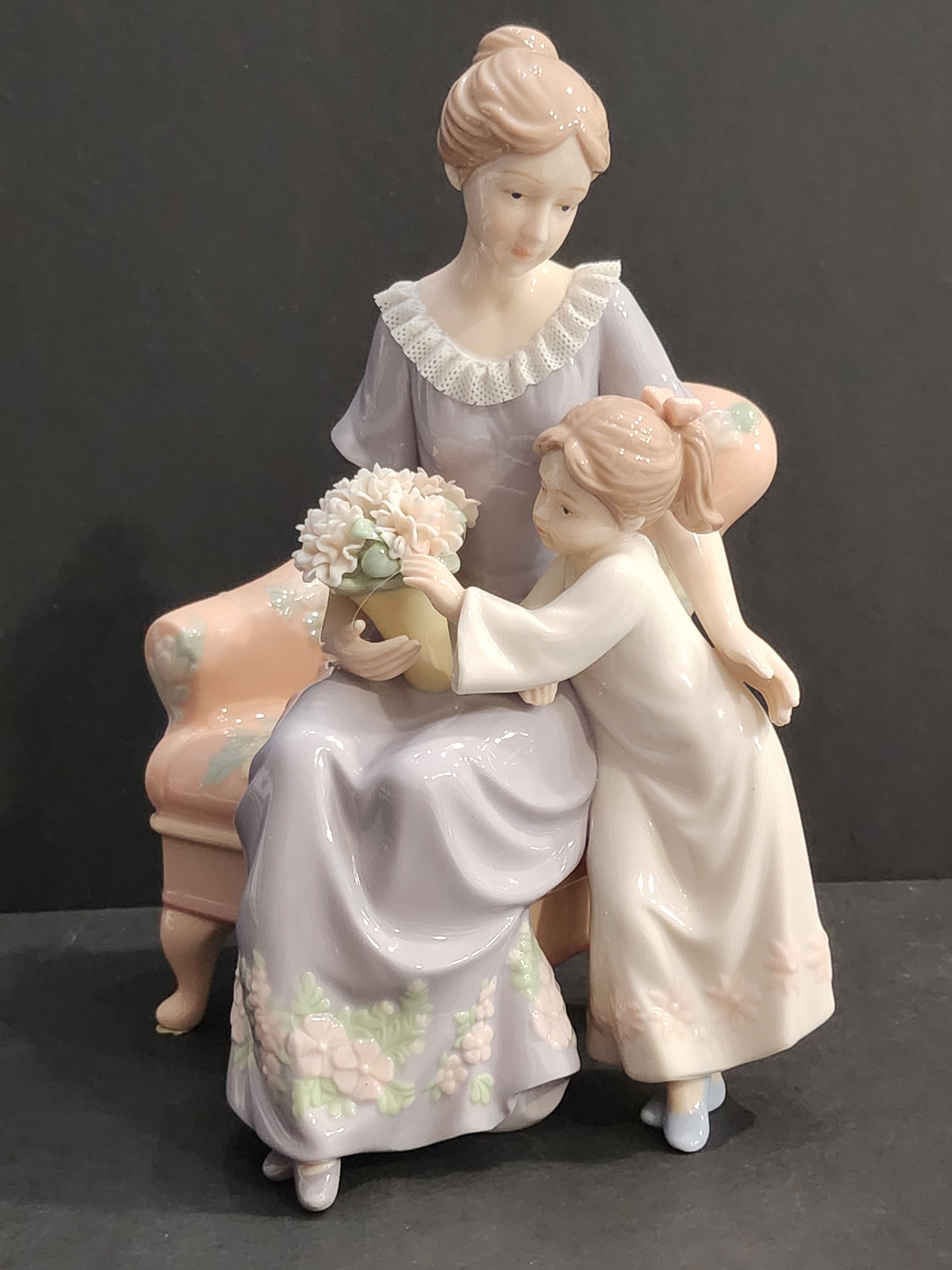 LLADRO  仲直りしましょ！ Lladro Style Mother and Child With Flowers Ceramic Figurine