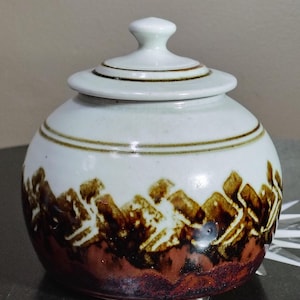Vintage signierte TIM MATHER Studio Art Pottery glasiertes Steinzeug Deckelschale Oxblood Red