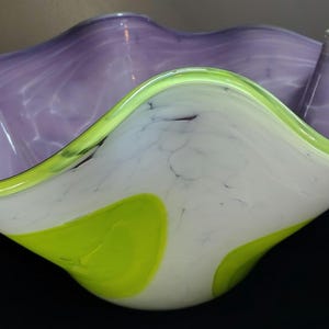 Cuenco consola único de gran tamaño con pañuelos fruncidos en vidrio soplado, de 35,5 cm, firmado por el profesor Alex Petrakis de la Universidad Estatal de Kent, Ohio.