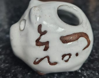 Bruciatore di incenso o contagocce per acqua vintage Hagi Yaki Pig in gres giapponese con smalto a goccia e caratteri Kanji