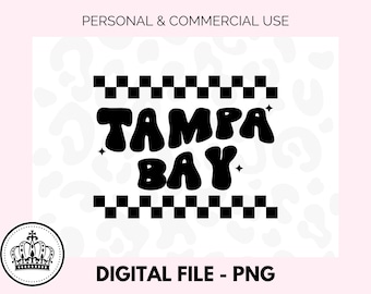 Pode incluir: Um arquivo digital com as palavras "TAMPA BAY" em negrito, preto, com uma fonte retrô, com um padrão quadriculado acima e abaixo. A imagem inclui um logotipo de coroa e o texto "PERSONAL & COMMERCIAL USE" e "DIGITAL FILE - PNG".