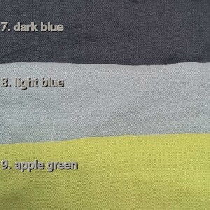 以下が含まれることがあります： 濃い青、薄い青、アップルグリーンの3色の生地見本。見本は縦に並べてあり、濃い青の見本が上、アップルグリーンの見本が下になっています。