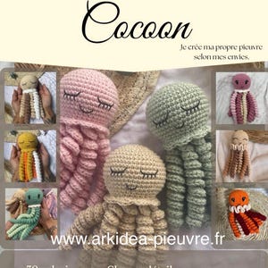 Peut inclure: Une collection de pieuvres crochetées à la main dans divers coloris comme le rose, le vert sauge et le beige. Chaque pieuvre présente une tête arrondie avec des yeux fermés et un sourire brodés, ainsi que des tentacules en spirale. Texte : Collection Cocoon, www.arkidea-pieuvre.fr, 30 coloris disponibles, Chaque détail personnalisé, 20 ou 30cm.