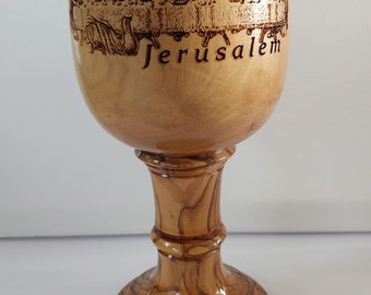 Cáliz de madera de olivo con grabados de la Última Cena y la Cruz de Jerusalén. ¡Disponible en tamaño grande y pequeño!