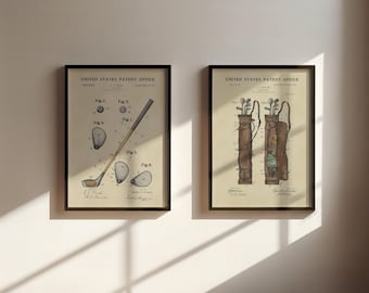 Op de afbeelding: Twee ingelijste vintage golf patent prints. De linker print toont een golfclub en golfballen, met diagrammen en labels. De rechter print toont een golftas met clubs. Beide prints hebben de tekst "UNITED STATES PATENT OFFICE".