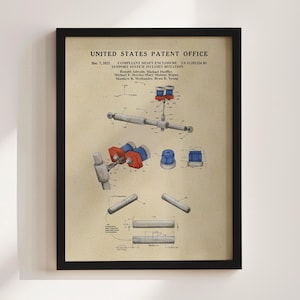 Puede incluir: Impresión enmarcada de patente de la Oficina de Patentes de los Estados Unidos, con fecha del 7 de diciembre de 2021. La impresión presenta diagramas técnicos de un cierre de eje flexible y un sistema de soporte para limitar la rotación. La impresión está en un marco negro.