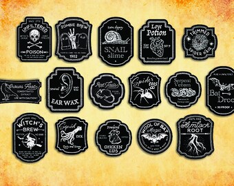 Könnte beinhalten: Ein Satz von 16 schwarzen und weißen Halloween-Potion-Flaschenetiketten mit verschiedenen gruseligen Illustrationen und Texten. Die Etiketten zeigen Bilder von Fledermäusen, Spinnen, Schlangen, Schnecken und anderen gruseligen Krabbeltieren. Der Text auf den Etiketten enthält Sätze wie "Zombie Brew", "Snail Slime", "Spider Eggs" und "Bat Drool".