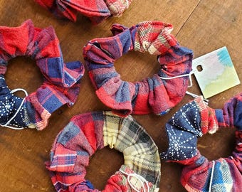 Kariertes Patchwork Scrunchie: Haargummi aus recycelter Baumwolle