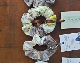 William Morris Scrunchie mit Blumenmuster: Handgemachter Haargummi aus Baumwolle