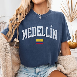 Distressed Medellín Shirt, Colombia Flag Tee, Vintage Varsity Style Travel T-Shirt, Colombian Souvenir Gift