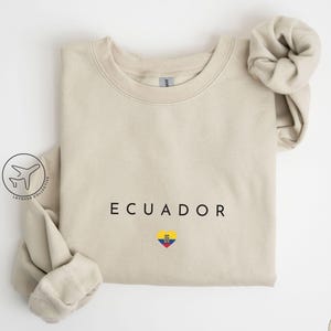 Minimalistisch sweatshirt van Ecuador, trui met hartvormige vlag van Ecuador, Ecuadoraanse Pride-ronde hals, eenvoudig Ecuador-cadeau, reissouvenir