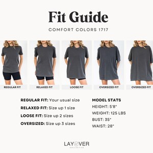 Może przedstawiać: Przewodnik po rozmiarach dla koszulek Comfort Colors 1717. Obraz przedstawia r&oacute;żne kroje: regularny, luźny, obszerny i oversize. Dane modelki: wzrost 173 cm, waga 57 kg, biust 89 cm, talia 71 cm.