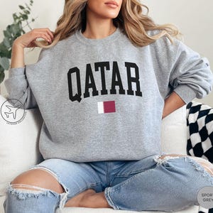 Felpa con bandiera del Qatar, maglione con orgoglio del Qatar, girocollo bordeaux e bianco, regalo di viaggio per il Qatar, maglione minimalista con bandiera, abbigliamento tradizionale del Qatar