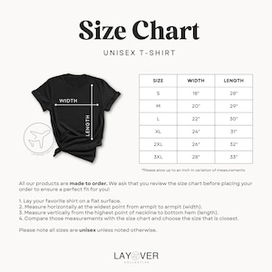 K&ouml;nnte beinhalten: Ein schwarzes Unisex-T-Shirt mit einer Gr&ouml;&szlig;entabelle. Die Tabelle listet die Gr&ouml;&szlig;en S bis 3XL mit den entsprechenden Breiten- und L&auml;ngenma&szlig;en in Zoll auf. Anweisungen zum Messen eines Shirts zum Vergleich mit der Tabelle sind enthalten. Der Text "Size Chart" und "UNISEX T-SHIRT" werden angezeigt.